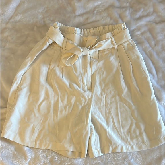 GUC Simply Vera - Vera Wang Cream Shorts - Picture 1 of 7